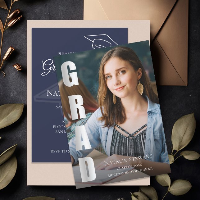 Moderne Imitate Silver Foil GRAD Foto Abschluss Einladung (Modern Faux Silver Foil GRAD Photo Graduation Invitation)