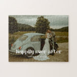 Moderne Individuelle Namen für Hochzeiten und Foto Puzzle<br><div class="desc">Modernes Foto "Happily Ever After" Individuelle Namen Jigsaw Puzzle. Personalisieren Sie mit einer Lieblingshochzeit oder einem Foto,  und fügen Sie Ihre Namen zu den Ende dieses minimalistischen und eleganten personalisierten Puzzles. Dieser Artikel macht eine großartige Geschenkidee für Paare und Jungvermählte.</div>