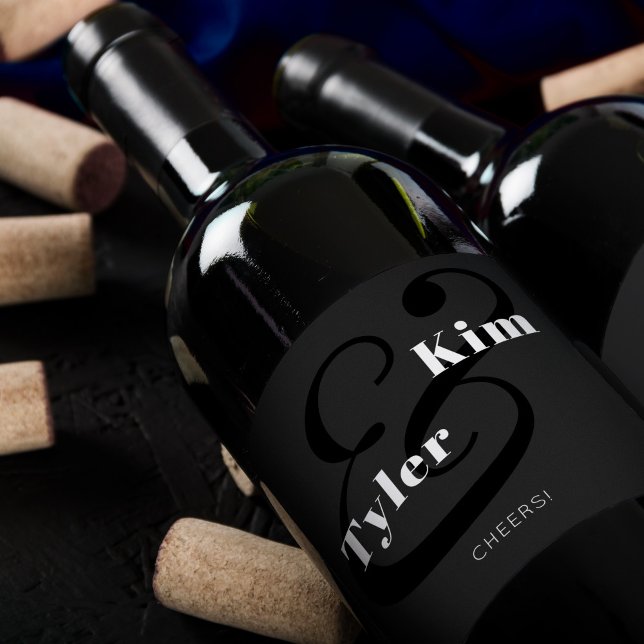 Moderne jubelnde Typografie Schwarz-Weiß-Hochzeit Weinetikett (Von Creator hochgeladen)