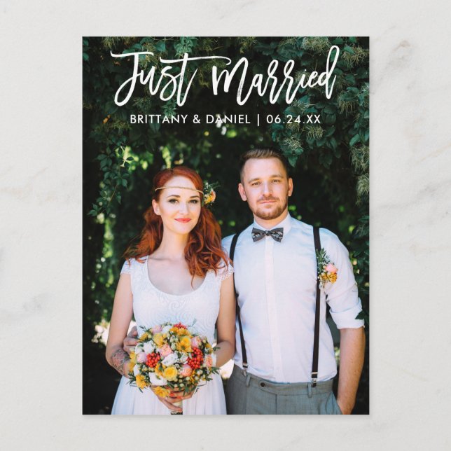 Moderne Just Married Brush Script Foto Hochzeit Postkarte (Vorderseite)