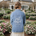 Moderne Just Married White Script Typografie Jeansjacke<br><div class="desc">Feiern Sie Ihren neuen Status mit unserer modernen Just Married White Script Typografie Denim Jacket! Diese stilvolle Jacke mit eleganter weißer Schriftzeichen-Typografie kontrastiert wunderbar mit dem klassischen Denim. Ideal für Feste nach der Zeremonie, Empfänge oder Flitterwochen, fügt es Ihrem Brautensemble eine schicke und zeitgenössische Touch hinzu. Aus hochwertigem Denim gefertigt,...</div>