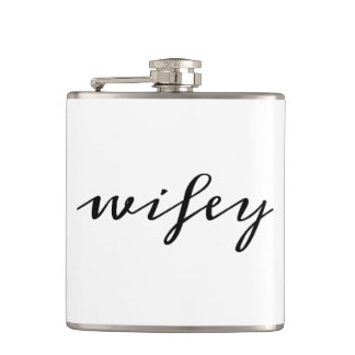 Moderne Kalligrafie Black Wifey Script Flachmann