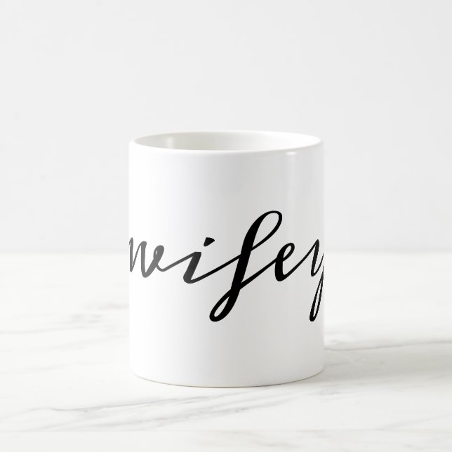 Moderne Kalligrafie Black Wifey Script Kaffeetasse (Mittel)