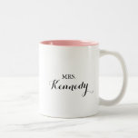 Moderne Kalligrafie Frau Newlywed Bride Zweifarbige Tasse<br><div class="desc">Diese moderne kalligraphische Tasse aus frisch verheirateten Brautkaffees ist ein Geschenk für Braut oder Braut,  um für einen rustikalen Polterabend zu sein. Das einfache und elegante Design zeichnet sich durch klassische und extravagante Schriftzeichen in Schwarz und Weiß aus.</div>