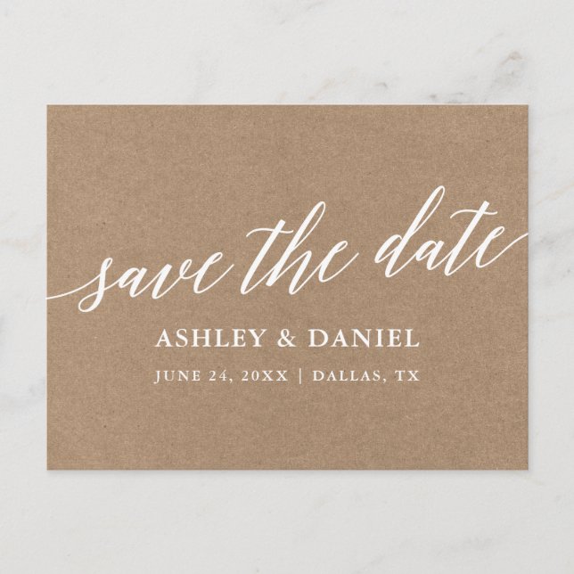 Moderne Kalligrafie Save the Date Kraft Postkarte (Vorderseite)