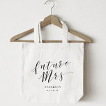 Moderne Kalligrafie Zukunft Frau. Tragetasche<br><div class="desc">Die Tasche wurde speziell für die Braut entworfen,  um "Future Mrs." mit modernem,  stilvollem Handkalligraphiedesign zu präsentieren. Personalisieren Sie Ihre Daten mit Namen und Datum.</div>