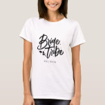 Moderne Kalligraphie Bride Stamm Bachelorette T-Shirt<br><div class="desc">Dieser elegante Bride Tribe T - Shirt mit individuelle Name kann ein perfektes Bachelorette-Geschenk machen! Personalisieren Sie es einfach mit Ihrem Namen.</div>