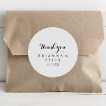 Moderne Kalligraphie Danke Gastgeschenk Hochzeit Runder Aufkleber<br><div class="desc">Diese moderne Kalligraphie danke Ihnen Gastgeschenk Hochzeit klassischen Rundaufkleber ist perfekt für eine rustikale Hochzeit. Das einfache und elegante Design zeichnet sich durch klassische und extravagante Schriftzeichen in Schwarz und Weiß aus. Machen Sie den Aufkleber mit Ihren eigenen Namen, der Veranstaltung (falls zutreffend) und dem Datum versehen. Diese Aufkleber können...</div>