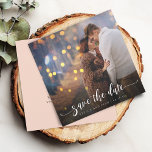 Moderne Kalligraphie-Foto-Hochzeit Save The Date<br><div class="desc">Ein modernes Kalligrafie-Foto "Wedding Save the Date Card" ist eine charmante und elegante Art, Ihre bevorstehenden Nuptials Ihren Freunden und Ihrer Familie bekannt zu geben. Diese reizvolle Karte zeigt eine wunderschöne Gewerkschaft Ihres Lieblingsfotos und den künstlerischen Flair der Kalligraphie, und schafft einen personalisierten und zeitlosen Sake, der sowohl optisch atemberaubend...</div>
