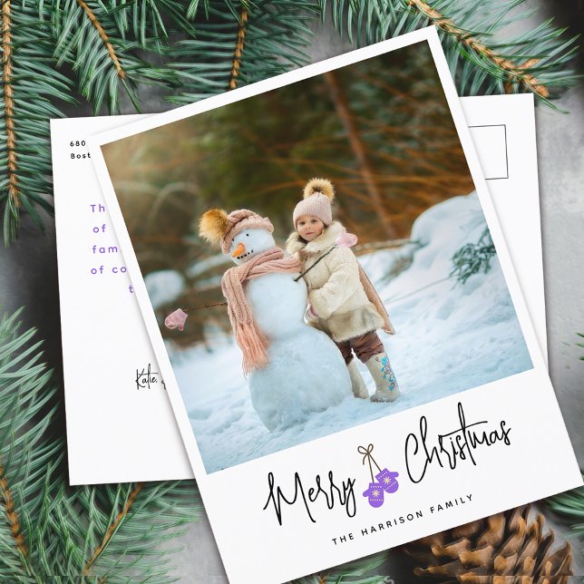 Moderne Kalligraphie Lila Mittens Foto Feiertagspostkarte (Modern Calligraphy Purple Mittens Photo Holiday Postcard)