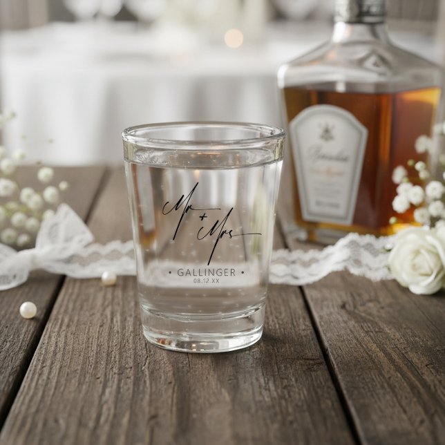 Moderne Kalligraphie Mr. & Mrs. Black ID1025 Schnapsglas (Von Creator hochgeladen)