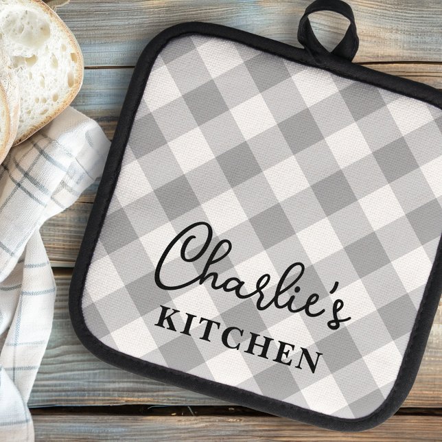 Moderne, karierte, graue Schachbretter Topflappen (Modern plaid gray white checkers name's kitchen pot holder)