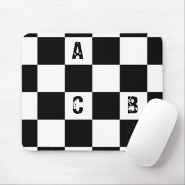 Moderne karierte schwarzweiße Alphabete Mousepad