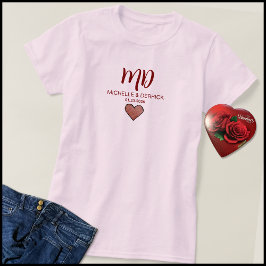 Moderne Kirschrote Monogramm-Ehepartner-Name T-Shirt