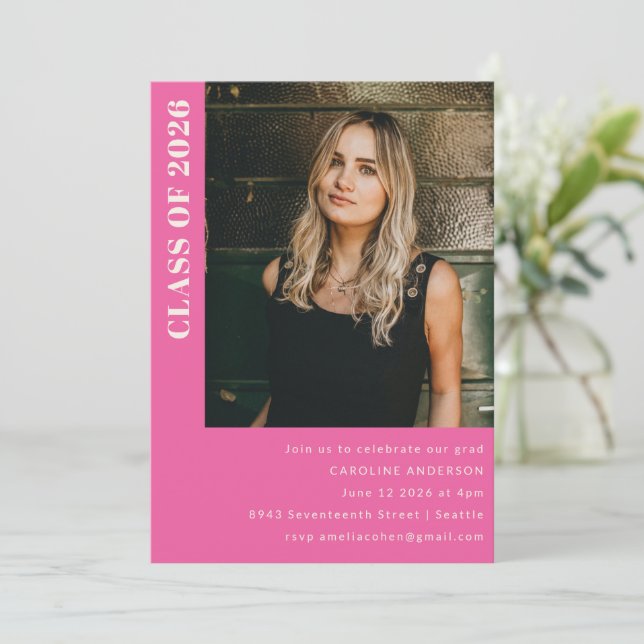 Moderne Klasse 2023 - Hot-Pink-Foto-Graduation Par Einladung (Stehend Vorderseite)
