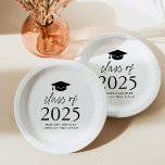 Moderne Klasse 2025 Schwarzer Script-Abschluss Pappteller<br><div class="desc">Fügen Sie Ihrer Abschlussfeier eine personalisierte Touch mit diesen modernen Abschluss-Papier-Tellern hinzu! Die Teller sind mit einer schwarzen Graduierungshülse versehen, die oben im Design mit "Class of 2025" in fett schwarzer Schrift dargestellt ist. Personalisieren Sie die Schwarz-Weiß-Teller mit dem Namen, der Schule und dem Abschluss Jahr. Dieses Design eignet sich...</div>