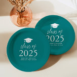 Moderne Klasse 2025 Script Aquamarin Abschluss Pappteller<br><div class="desc">Fügen Sie Ihrer Abschlussfeier eine personalisierte Touch mit diesen modernen Abschluss-Papier-Tellern hinzu! Die Teller aus Papier verfügen über eine Graduierungskappe oben im Design, die auf einem aquamarinen Hintergrund in fett weißer Schrift "Klasse 2025" dargestellt ist. Personalisieren Sie die aquamarinen Abschluss Teller mit dem Namen, Schule und Abschluss Jahr. Dieses Design...</div>