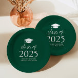 Moderne Klasse 2025 Script Green Abschluss Pappteller<br><div class="desc">Fügen Sie Ihrer Abschlussfeier eine personalisierte Touch mit diesen modernen Abschluss-Papier-Tellern hinzu! Die Teller aus Papier verfügen über eine Graduierungskappe oben im Design, die auf grünem Hintergrund in fett weißer Schrift "Klasse 2025" dargestellt ist. Personalisieren Sie die grünen Abschluss Teller mit dem Namen, Schule und Abschluss Jahr. Dieses Design eignet...</div>