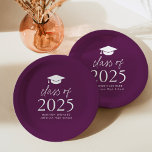 Moderne Klasse 2025 Script Lila Abschluss Pappteller<br><div class="desc">Fügen Sie Ihrer Abschlussfeier eine personalisierte Touch mit diesen modernen Abschluss-Papier-Tellern hinzu! Die Teller aus Papier verfügen über eine Graduierungskappe oben im Design, die auf einem lila Hintergrund in fett weißer Schrift "Klasse 2025" dargestellt ist. Personalisieren Sie die lila Abschluss Teller mit dem Namen, Schule und Abschluss Jahr. Dieses Design...</div>