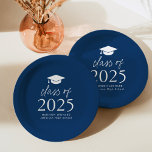 Moderne Klasse 2025 Script Navy Blue Abschluss Pappteller<br><div class="desc">Fügen Sie Ihrer Abschlussfeier eine personalisierte Touch mit diesen modernen Abschluss-Papier-Tellern hinzu! Die Teller aus Papier verfügen über eine Graduierungskappe oben im Design, die auf einem marineblauen Hintergrund in fett weißer Schrift mit der Aufschrift "Class of 2025" dargestellt ist. Personalisieren Sie die Teller der Marine mit dem Namen, der Schule...</div>