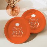 Moderne Klasse 2025 Script Orange Abschluss Pappteller<br><div class="desc">Fügen Sie Ihrer Abschlussfeier eine personalisierte Touch mit diesen modernen Abschluss-Papier-Tellern hinzu! Die Teller sind mit einem Graduierungsdeckel ganz oben im Design versehen, wobei die "Klasse 2025" in fett weißer Schrift auf orangefarbenem Hintergrund dargestellt ist. Personalisieren Sie die orangefarbenen Abschluss Teller mit dem Namen, der Schule und dem Abschluss Jahr....</div>