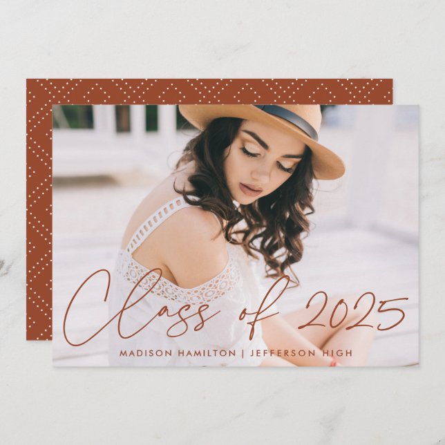 Moderne Klasse 2025 Terracotta Script Foto Ankündigung (Vorne/Hinten)