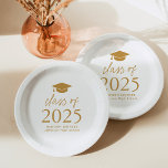 Moderne Klasse des 2025-Gold-Script-Abschlusses Pappteller<br><div class="desc">Fügen Sie Ihrer Abschlussfeier eine personalisierte Touch mit diesen modernen Abschluss-Papier-Tellern hinzu! Die Teller sind mit einem Graduierungsdeckel ganz oben im Design versehen, wobei die "Klasse 2025" in fett gedruckter Goldschrift dargestellt wird. Personalisieren Sie die Gold Abschluss Teller mit dem Namen, Schule und Abschluss Jahr. Dieses Design eignet sich hervorragend...</div>