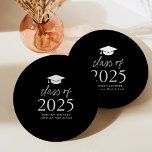 Moderne Klasse Schwarz-Weiß-Abschluss 2025 Pappteller<br><div class="desc">Fügen Sie Ihrer Abschlussfeier eine personalisierte Touch mit diesen modernen Abschluss-Papier-Tellern hinzu! Die Teller aus Papier verfügen über eine Graduierungskappe oben im Design, die auf schwarzem Hintergrund in fett weißer Schrift "Klasse 2025" dargestellt ist. Personalisieren Sie die Schwarz-Weiß-Teller mit dem Namen, der Schule und dem Abschluss Jahr. Dieses Design eignet...</div>