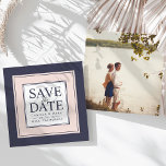 Moderne Klassik | Save the Date blush und Marine<br><div class="desc">Erzählen Sie Ihre Hochzeit im eleganten Stil mit unserem Modernen Klassik speichern Sie die Dattelkarten in einer Trend-Farbpalette aus Rot und Marine. Einzigartige Quadratkarten bieten Ihre Hochzeitsdetails (Name, Datum und Ort), die in der Mitte auf einem weißen Platz mit "Save the Date" in einer Mischung aus marineblau-blauen Blockschrift und Kalligraphie-Schriftzeichen...</div>