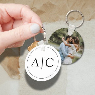 Moderne klassische weiße Monogramm-Hochzeitsfoto Schlüsselanhänger
