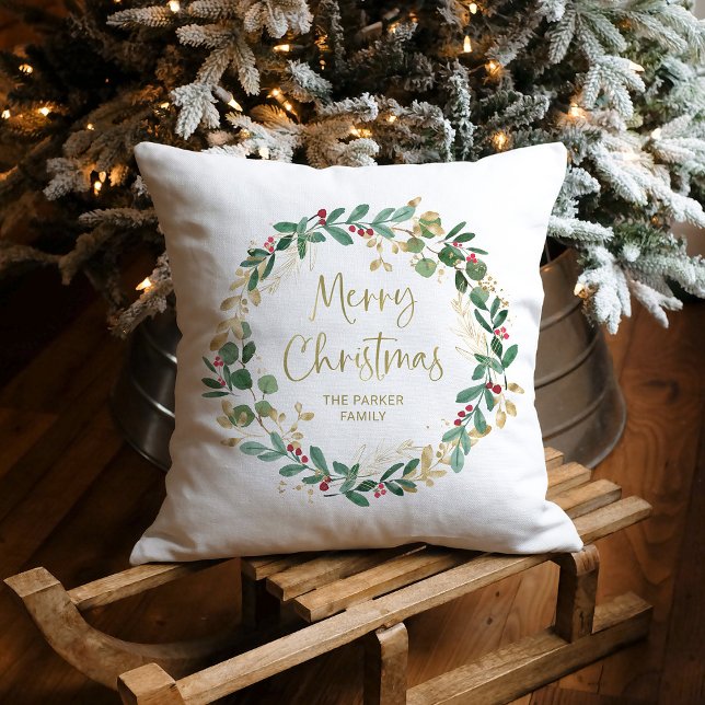 Moderne Kleider und Gold-Script | Frohe Weihnachte Kissen (An elegant Christmas pillow with a festive wreath and gold script)