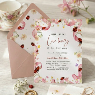 Moderne kleine Liebeskäfer Rot Pink Baby Shower Einladung
