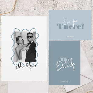 moderne kühle Minimal Dusty Blue Wavy Hochzeit Einladung