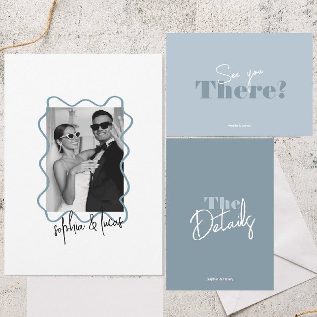 moderne kühle Minimal Dusty Blue Wavy Hochzeit Einladung (Von Creator hochgeladen)