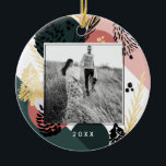 Moderne Kunst | Minimales grünes Foto Keramik Ornament<br><div class="desc">Feiern Sie die magische und festliche Urlaubssaison mit unseren maßgeschneiderten Foto-Ornamenten. Unser modernes und künstlerisches Urlaubsprojekt besticht durch einen kühnen, abstrakten Druck mit festlichen Kiefernnadeln, Nadelkronen und immergrünen Bäumen in einem kühnen schwarzen Farbstil. Abstrakte Farbtupfer aus Rosa, Waldgrün und Lila schaffen eine farbenfrohe künstlerische Kulisse. Ein Platzhalter für große Fotos...</div>