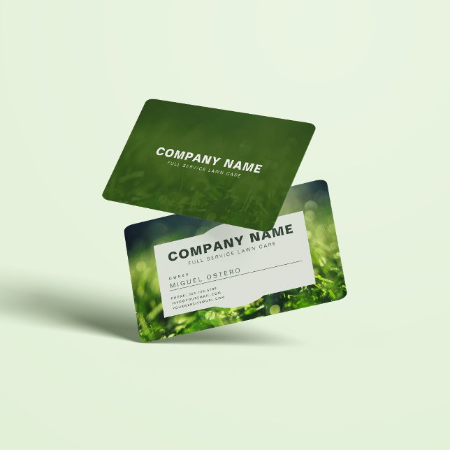 Moderne Landschaften und Rasenpflege Visitenkarte (Landscaping and lawn care green grass business card. Front and back both shown in mockup.)