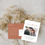 Moderne lässige Schrift Terracotta Typografie Hoch Ankündigungspostkarte<br><div class="desc">Moderne stilvolle Drehbuch elegante Typografie Hochzeit speichern das Datum Foto Postcard. Modernes minimalistisches Design. Die Terrakotta-Farbe kann individuell angepasst werden.</div>