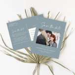 Moderne lässige Schrift von typografischer Hochzei Ankündigungspostkarte<br><div class="desc">Moderne stilvolle Drehbuch elegante Typografie Hochzeit speichern das Datum Foto Postcard. Das minimalistische Design ist modern,  die Farben blau und weiß sind staubig.</div>