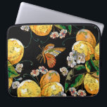 Moderne Lemon Citrus Floral Butterfly Muster Laptopschutzhülle<br><div class="desc">Dieses moderne Design zeichnet sich durch ein Muster auf Zitronen aus,  mit Blume und Schmetterlingen #lemon #citrus #butterflies #electronics #laptopcases #laptop #laptopsleeves #office #school #Zuhause #work #gift #gifts #modische #style #stylish #trendy #trendy #trendy</div>
