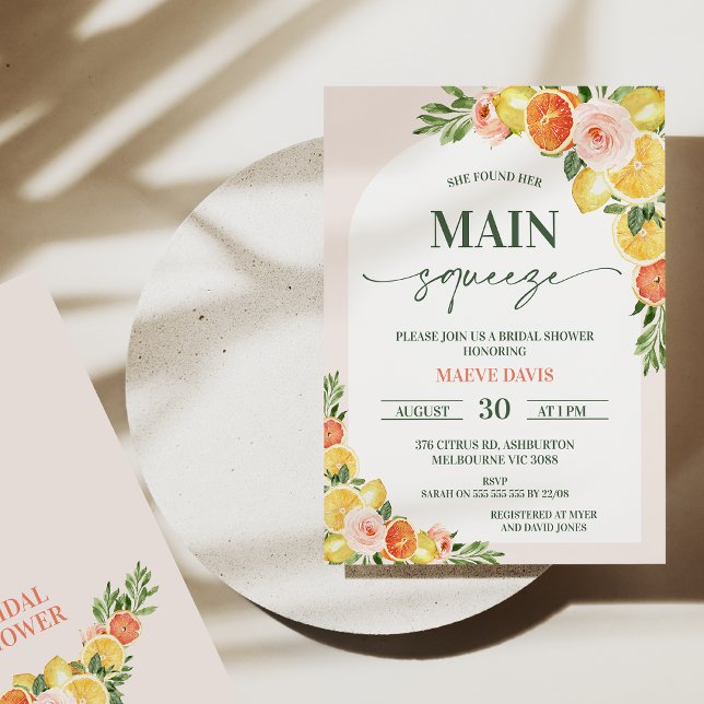 Moderne Lemons Orangen Hauptpresse Brautparty Einladung (She's found her main squeeze bridal shower invitation with oranges, lemons, flowers and arch.)