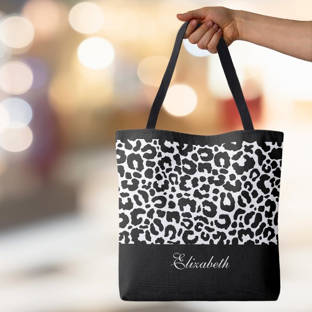 Moderne Leoparden-Monogramm Schwarz Weiß Chic   (Cute Leopard Animal Pattern Custom Stylish Calligraphy Black & White Chic Canvas Shopping Tote Bag)