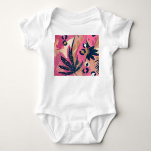 Moderne Leopardenhaut, exotische Blüte. Baby Strampler