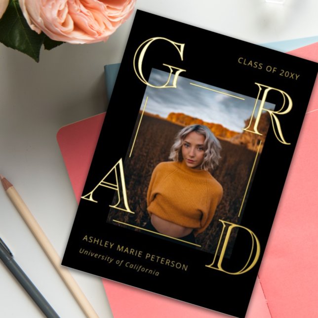 Moderne Letters Grad Black Gold Foto Abschluss Folieneinladung (Von Creator hochgeladen)