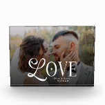 Moderne Liebe Benutzerdefinierte Hochzeitsfoto-Paa Fotoblock<br><div class="desc">Feiern Sie Ihre Liebesgeschichte mit diesem modernen Liebes-Custom-Wohngestaltungs-Foto für Paare mit Monogramm-Druck — einem zeitlosen Erinnerungsstück, das Ihren Lieblingsmoment in elegante Heimdekoration verwandelt. Mit Ihrem gewählten Foto, gepaart mit einem sauberen, zeitgenössischen Monogramm, ist dieses personalisierte Kunstwerk das perfekte Geschenk für Hochzeiten, Verlobungen, Jahrestage oder eine romantische Auffrischung des Zuhauses.</div>