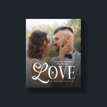 Moderne Liebe Benutzerdefinierte Hochzeitsfoto-Paa Leinwanddruck<br><div class="desc">Verwandeln Sie Ihr Lieblings-Hochzeits- oder Verlobungsfoto in ein atemberaubendes Wandkunstwerk mit diesem modernen Love Custom Wedding Photo Couples Monogram Canvas Print. Entworfen mit sauberen Linien, moderner Typografie und einem eleganten Monogramm, verwandelt diese Leinwand Ihren besonderen Moment in ein bedeutungsvolles Dekorationsstück, das elegant, intim und für immer stilvoll wirkt. Ob in...</div>