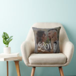 Moderne Liebe Herr und Frau Benutzerdefinierte Hoc Kissen<br><div class="desc">Verleihen Sie Ihrem Zuhause mit diesem modernen "Modern Love Mr & Mrs"-Kissen mit individuellem Hochzeitsmotiv einen Hauch von Romantik und persönlicher Note. Es zeigt Ihr gemeinsames Foto, Ihre Initialen, Namen und das Hochzeitsdatum. Perfekt für frisch Vermählte, als Geschenk zur Verlobung, zur Brautparty oder als Erinnerungsstück zum Jubiläum. Das Kissen vereint...</div>