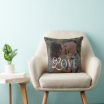 Moderne Liebe Herr und Frau Hochzeit 2 Fotos Paare Kissen<br><div class="desc">Verleihen Sie Ihrem Zuhause mit diesem modernen "Modern Love Mr & Mrs"-Kissen mit individuellem Hochzeitsmotiv einen Hauch von Romantik und persönlicher Note. Es zeigt Ihr gemeinsames Foto, Ihre Initialen, Namen und das Hochzeitsdatum. Perfekt für frisch Vermählte, als Geschenk zur Verlobung, zur Hochzeitsfeier oder als Erinnerungsstück zum Jubiläum. Dieses Kissen vereint...</div>