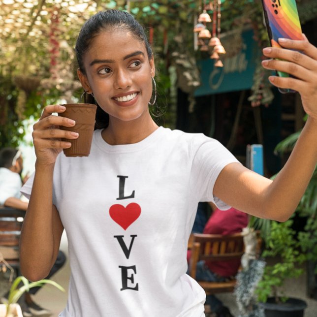 Moderne LIEBE Herzstück Motif Elegant Stilvoll T-Shirt (Von Creator hochgeladen)