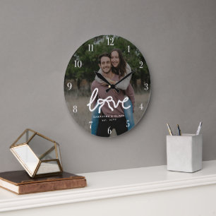 Moderne Liebe Pfeiltypografie Paar Benutzerdefinie Große Wanduhr