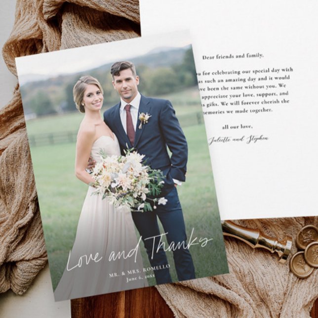 Moderne Liebe und dank Script Foto Hochzeit Dankeskarte (Elegant simple love and thanks script photo wedding thank you card with message from couple on back.)